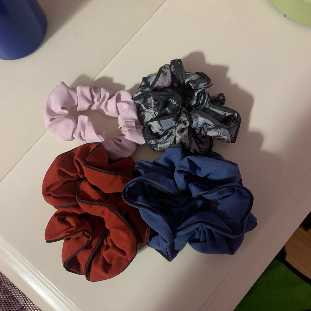 4 lululemon scrunchies. Basically never used. Perfect condition. Super cute.